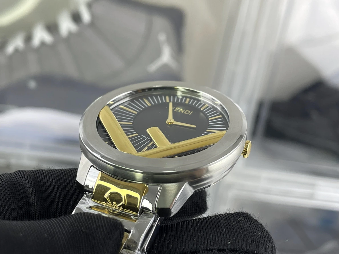 Fashionable 9123 FENDI Lovers Silver gold LOGO watch ( 36 or 42 cm) 307