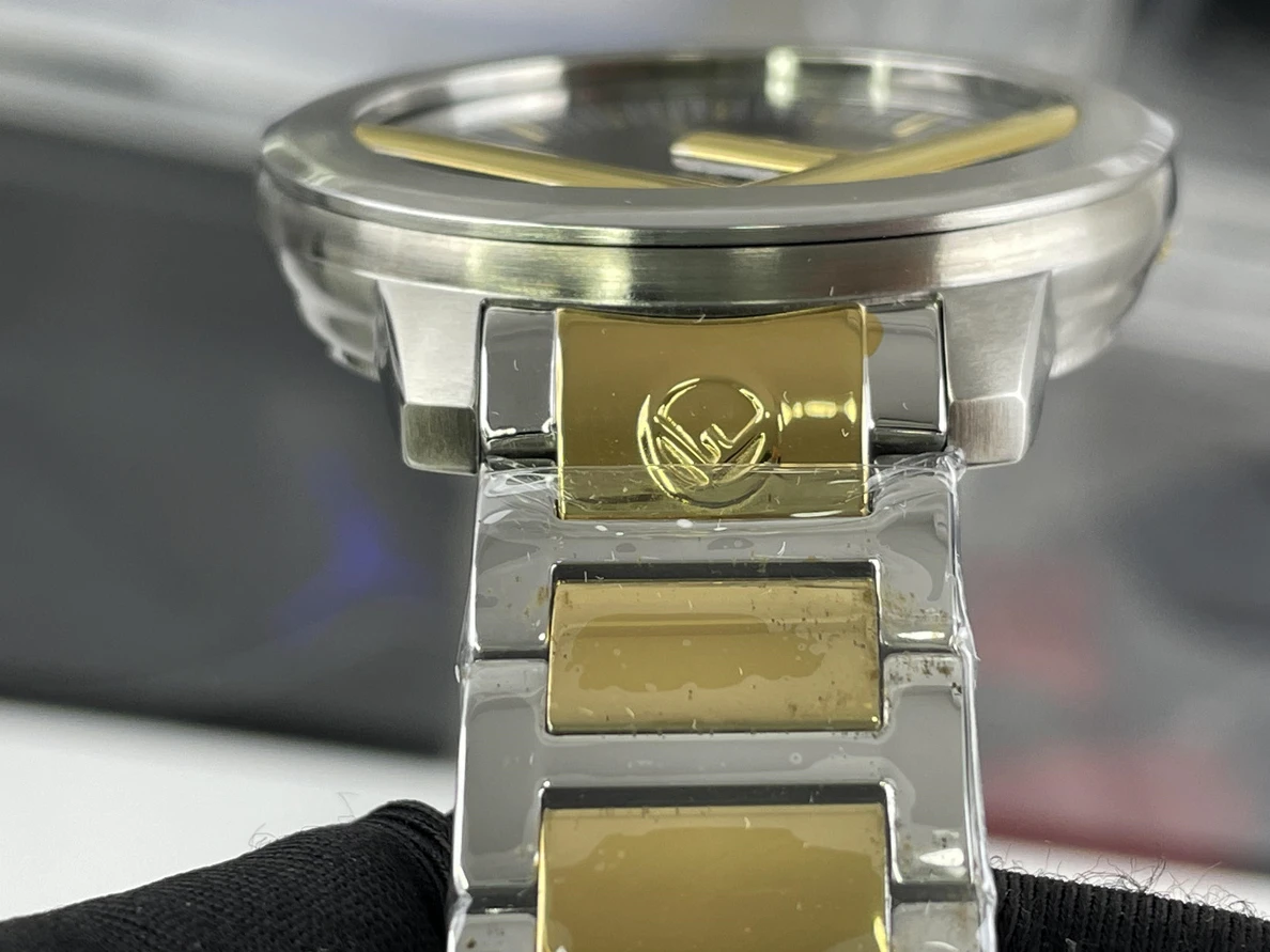 Fashionable 9123 FENDI Lovers Silver gold LOGO watch ( 36 or 42 cm) 307