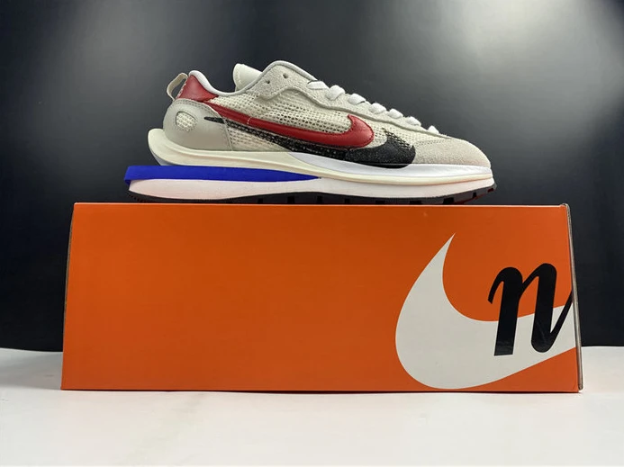 Fashionable Nike Vaporwaffle sacai Sport Fuchsia Game Royal CV1363-100 2711
