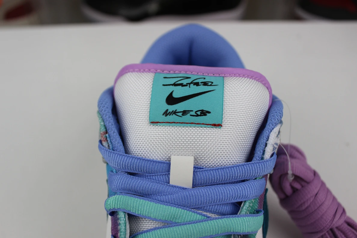 Futura Laboratories x Nike SB Dunk Low Trendy 1716