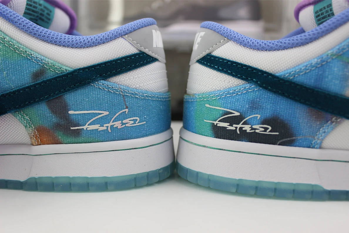 Futura Laboratories x Nike SB Dunk Low Trendy 1716