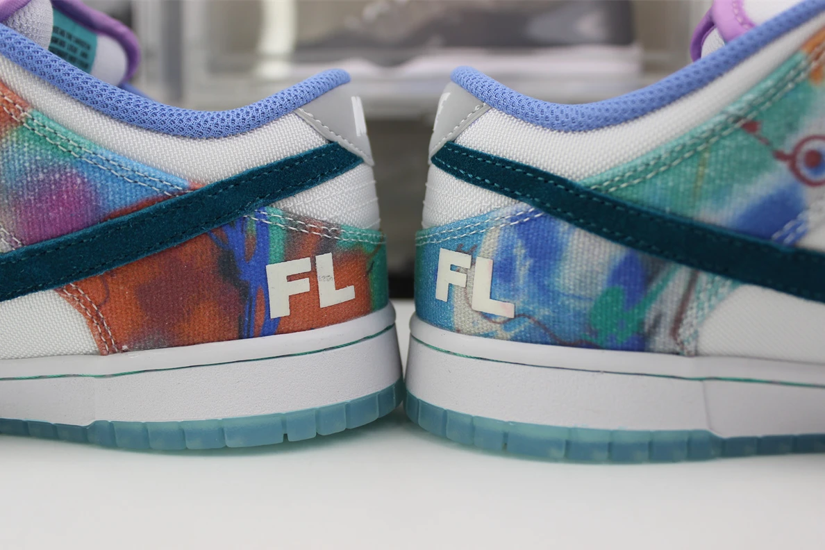 Futura Laboratories x Nike SB Dunk Low Trendy 1716