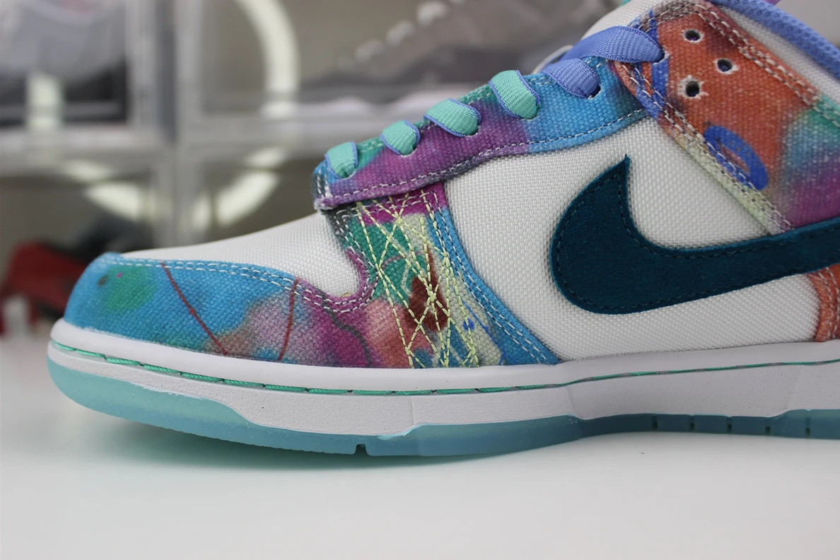 Futura Laboratories x Nike SB Dunk Low Trendy 1716