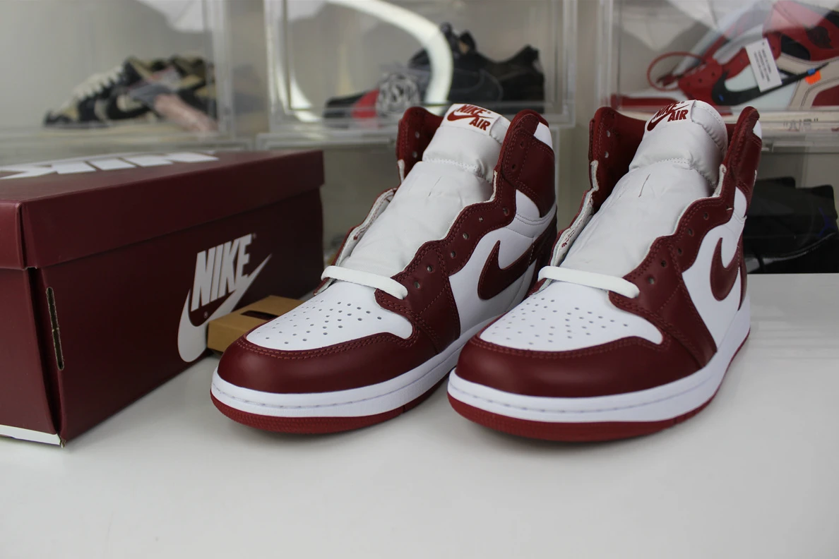 GOAT Air Jordan 1 High OG “Team Red” UrbanStyle 400