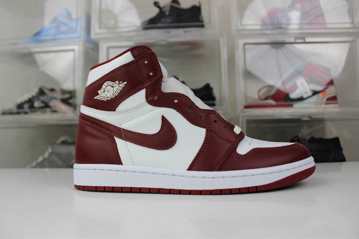 GOAT Air Jordan 1 High OG “Team Red” UrbanStyle 400