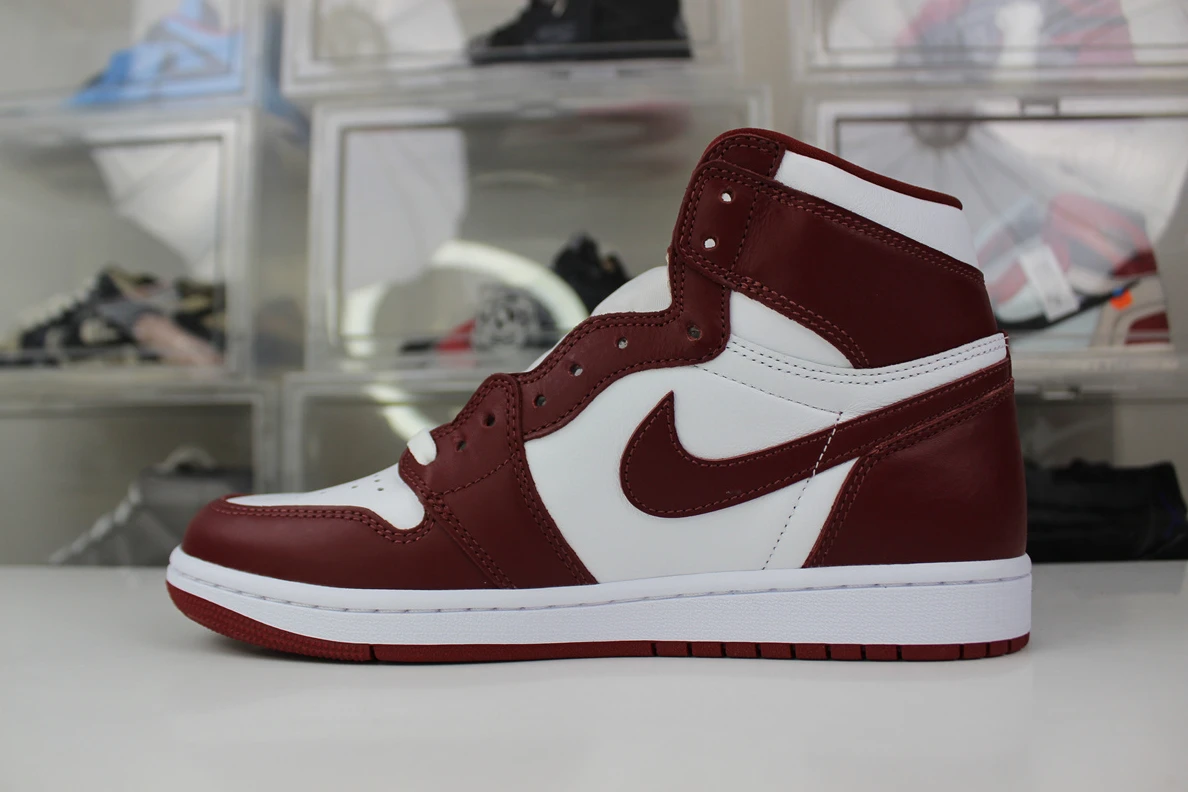 GOAT Air Jordan 1 High OG “Team Red” UrbanStyle 400