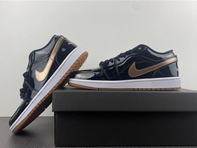Jordan1 Retro Black Gold Patent 554723-032 Trendy 694