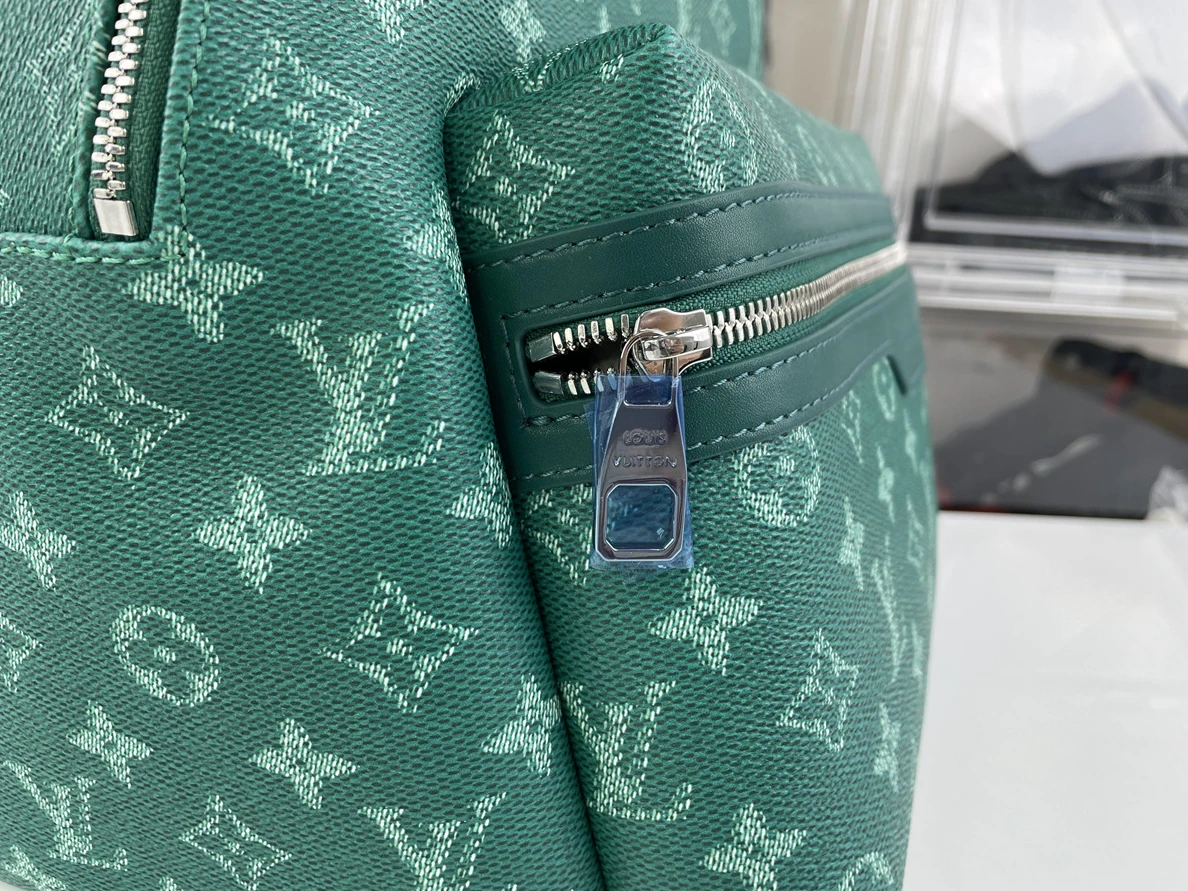 LV BackPack Green ( 29 x 38 x 20 cm) SmartChoice 191