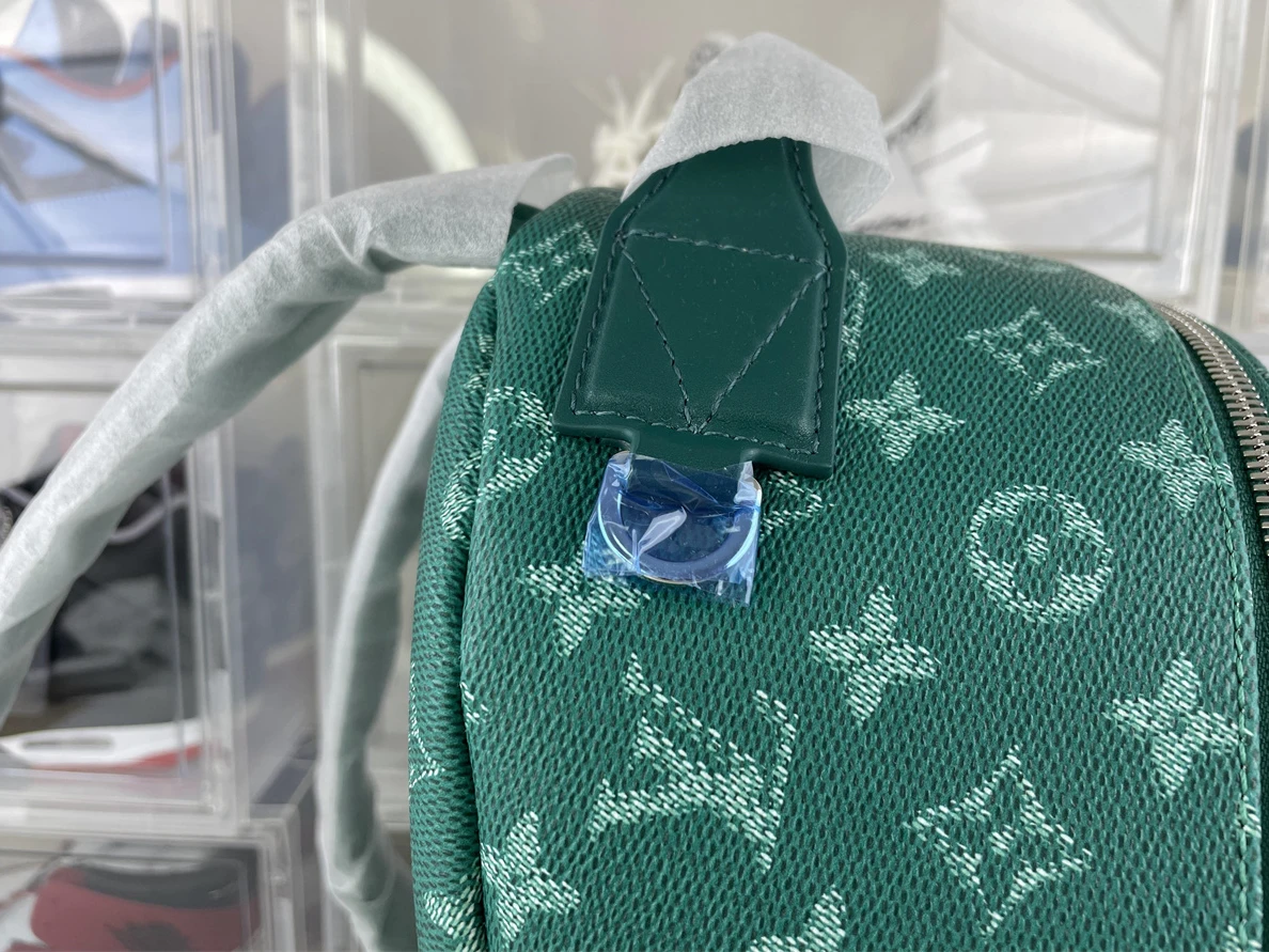 LV BackPack Green ( 29 x 38 x 20 cm) SmartChoice 191