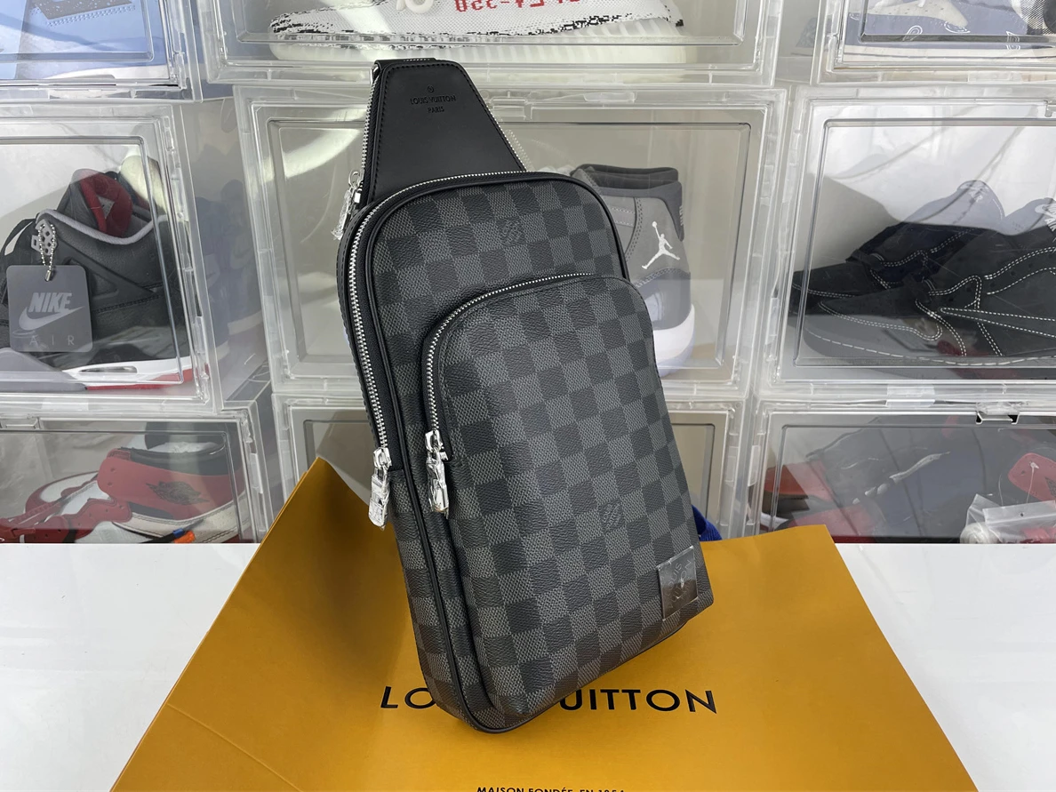 LV mens Black AVENUE bag, (31x 20 x 7 cm) Fashionable 145