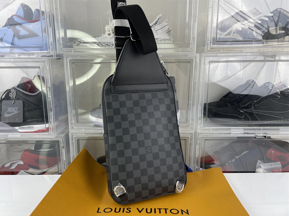 LV mens Black AVENUE bag, (31x 20 x 7 cm) Fashionable 145