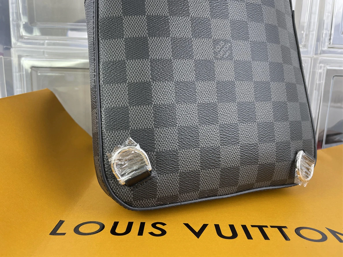 LV mens Black AVENUE bag, (31x 20 x 7 cm) Fashionable 145