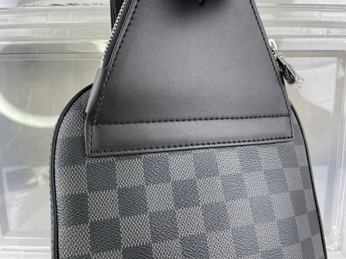 LV mens Black AVENUE bag, (31x 20 x 7 cm) Fashionable 145