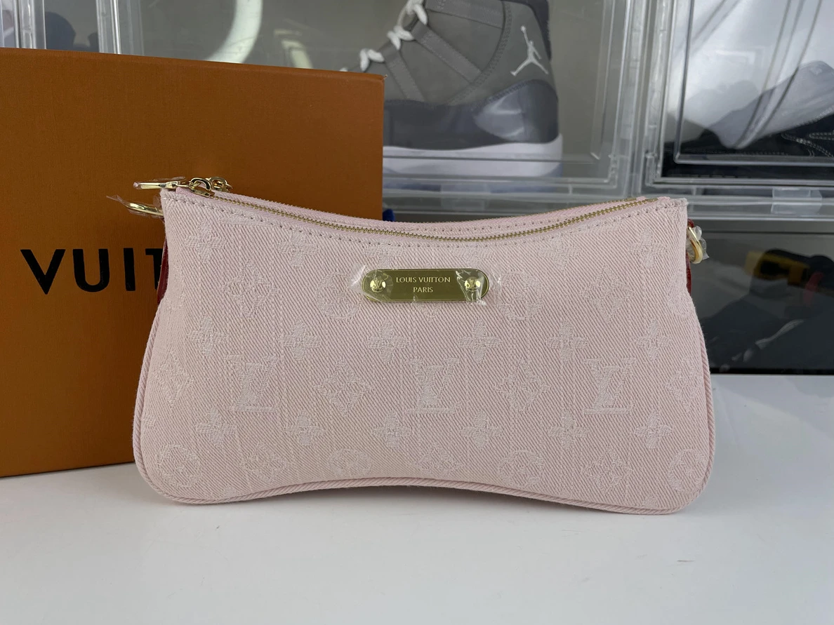 LV pochette Pink hang bag, (24.5 x13.5 x 6.5 cm) WellDesigned 228