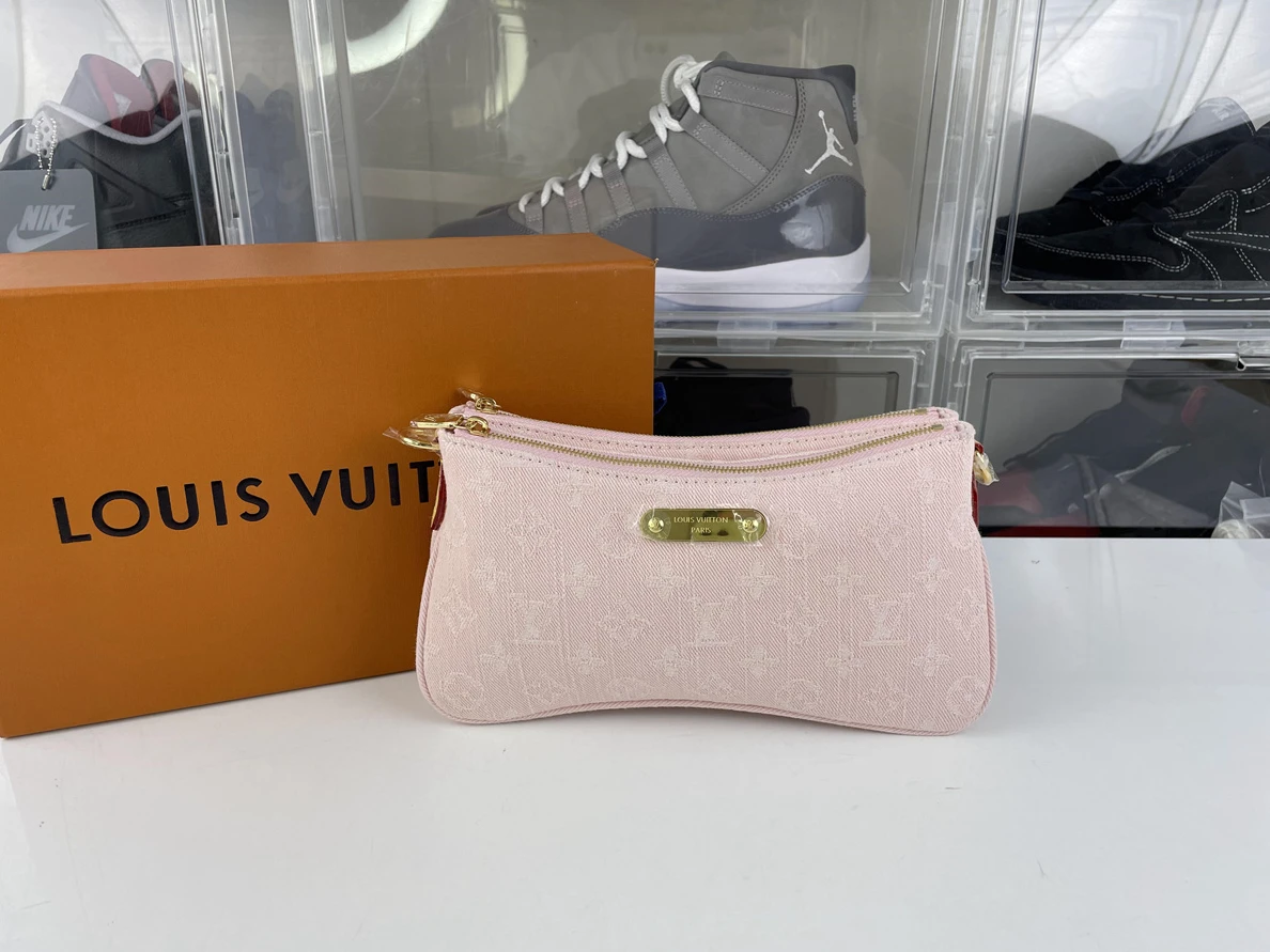 LV pochette Pink hang bag, (24.5 x13.5 x 6.5 cm) WellDesigned 228
