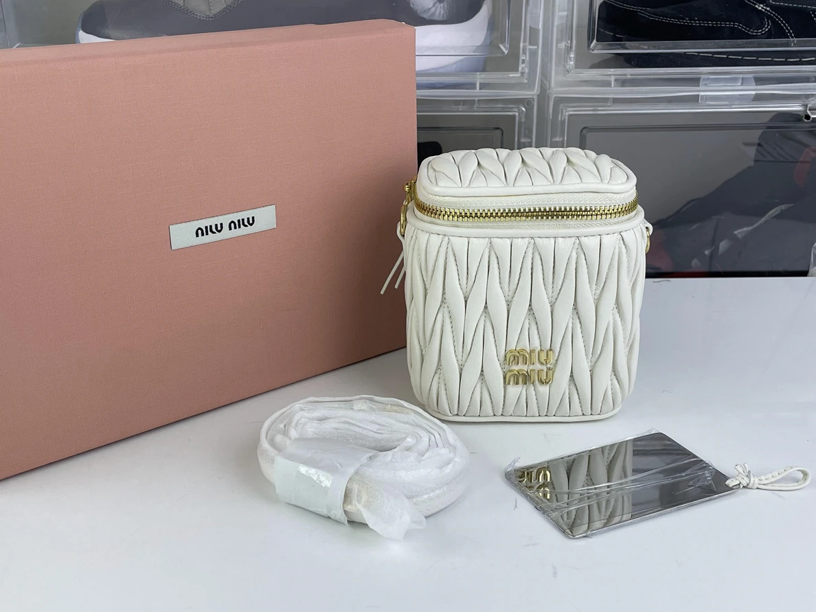 Miu Miu White matelasse craft bag (10.5 x 9.5 x 7cm) DailyWear 238