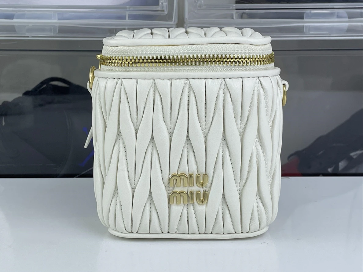 Miu Miu White matelasse craft bag (10.5 x 9.5 x 7cm) DailyWear 238