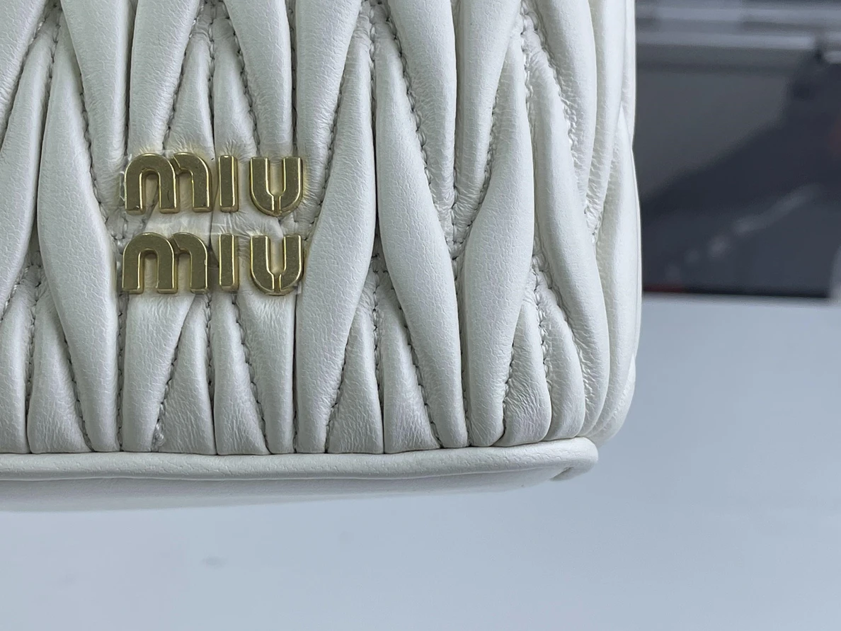 Miu Miu White matelasse craft bag (10.5 x 9.5 x 7cm) DailyWear 238
