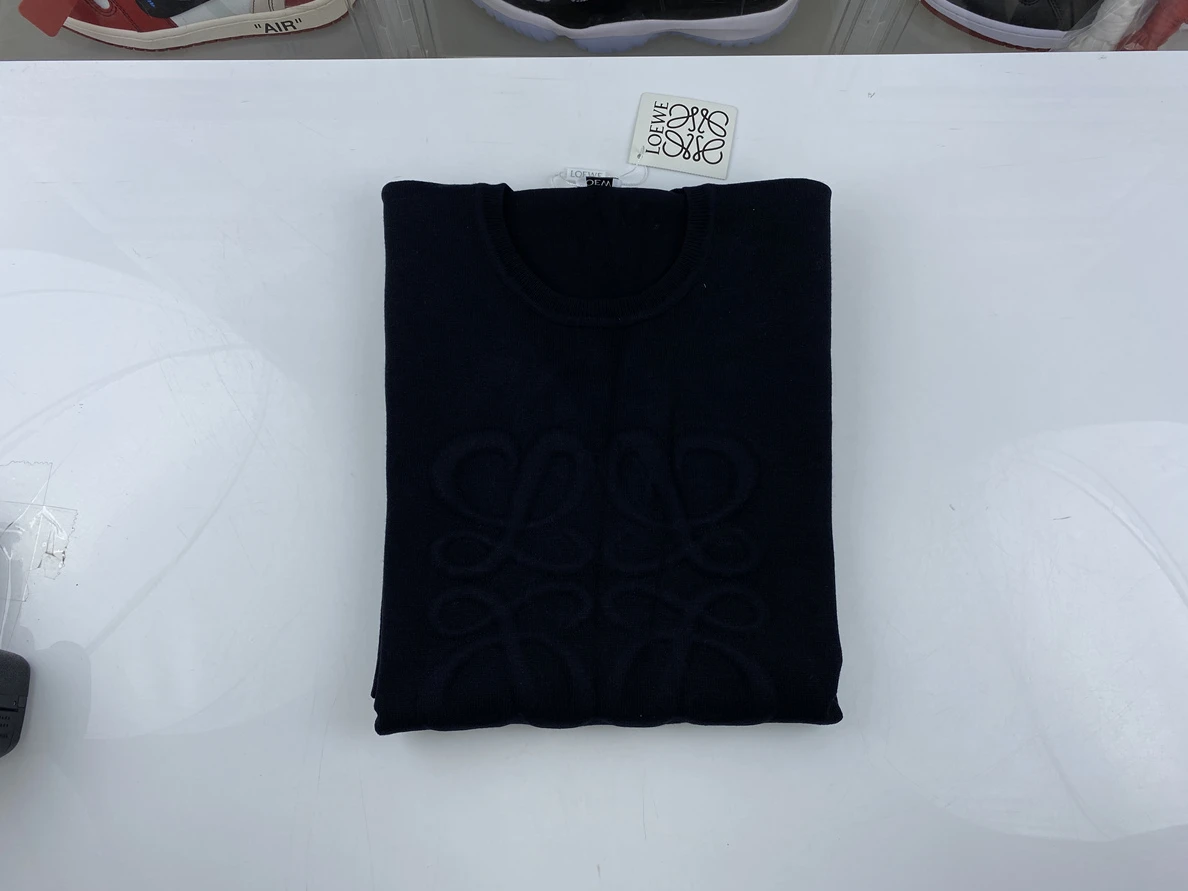 ModernLook 9602 Loewe Embossed Black Weater 65
