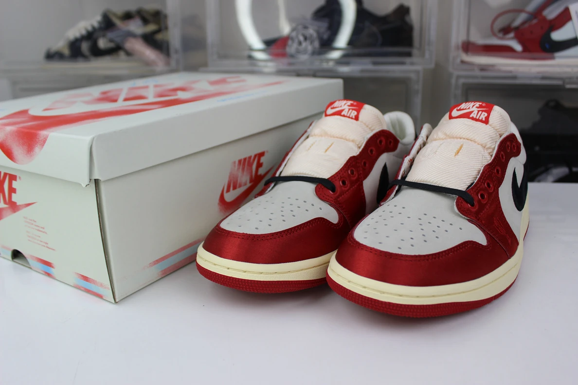 ModernLook Trophy Room x Air Jordan 1 OG Low 'Away' 581