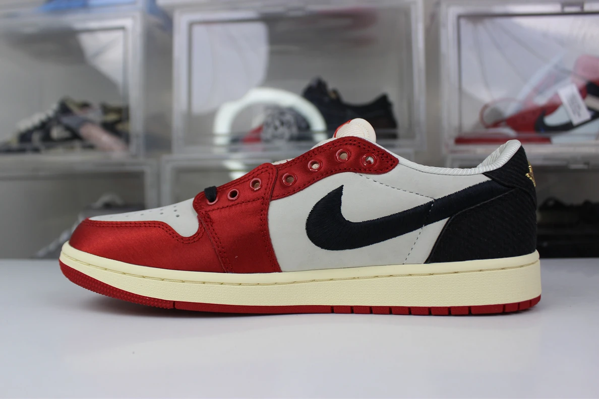 ModernLook Trophy Room x Air Jordan 1 OG Low 'Away' 581