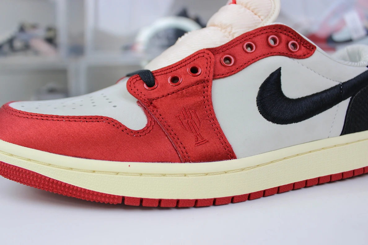 ModernLook Trophy Room x Air Jordan 1 OG Low 'Away' 581