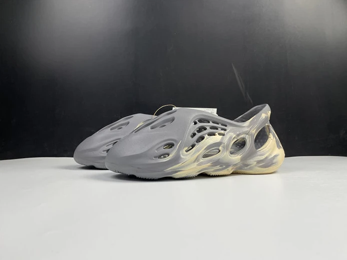 NewStyle ADIDAS YEEZY Foam RNNR MXT Moon Gray  GV7904 2876