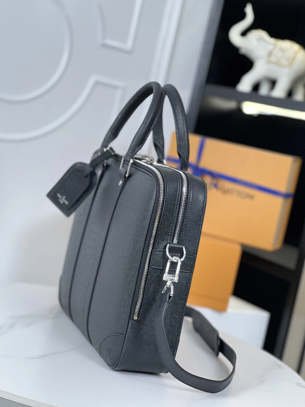 NewStyle LV mens Black handling bag, M30967 (40x29x9cm) 178