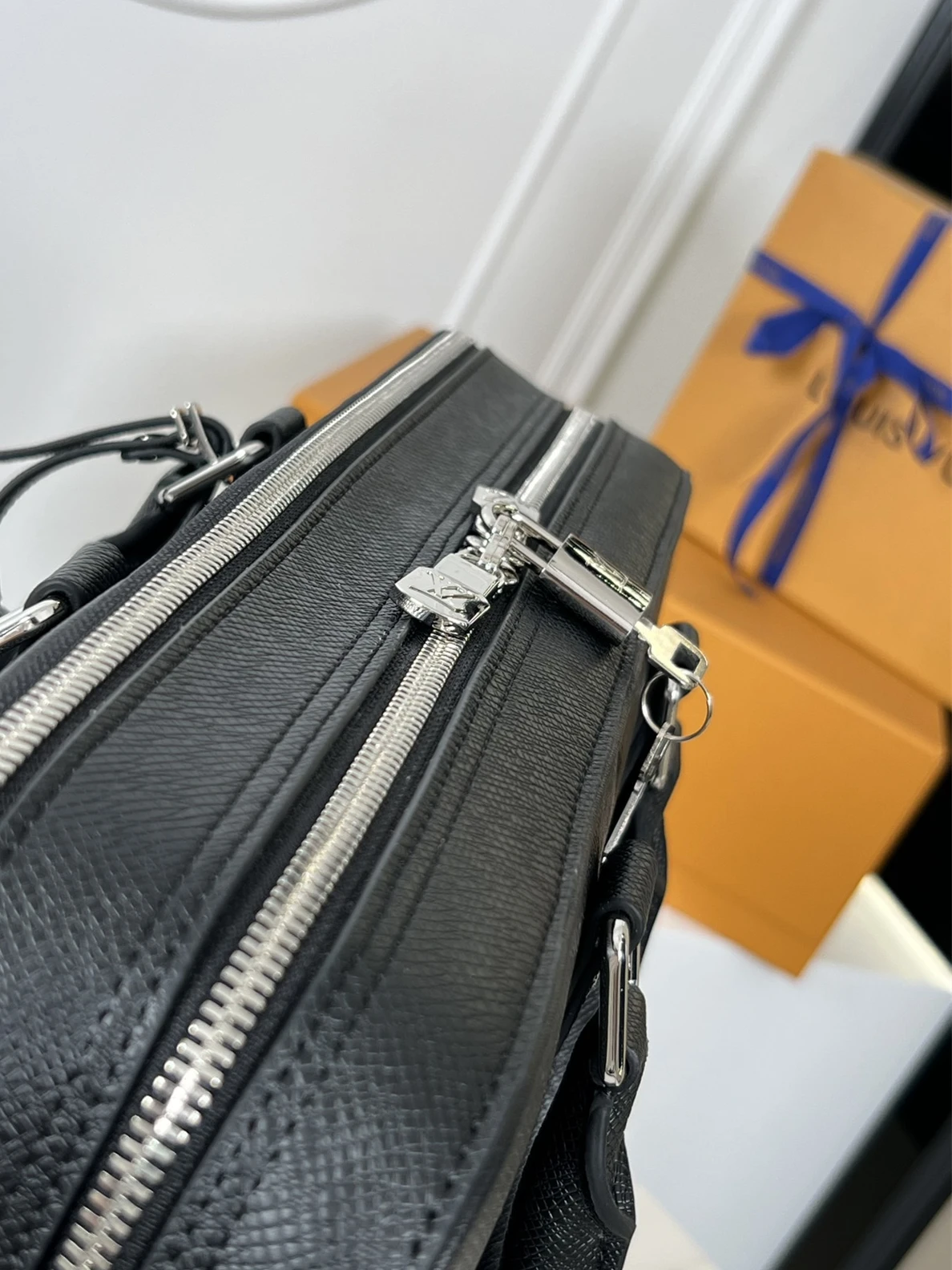 NewStyle LV mens Black handling bag, M30967 (40x29x9cm) 178