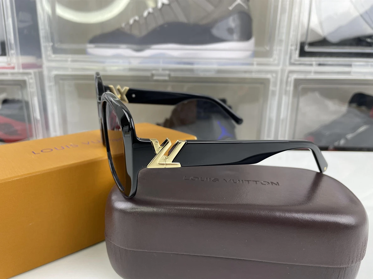 NewStyle Louis Vuitton Ladies Sunglasses 370