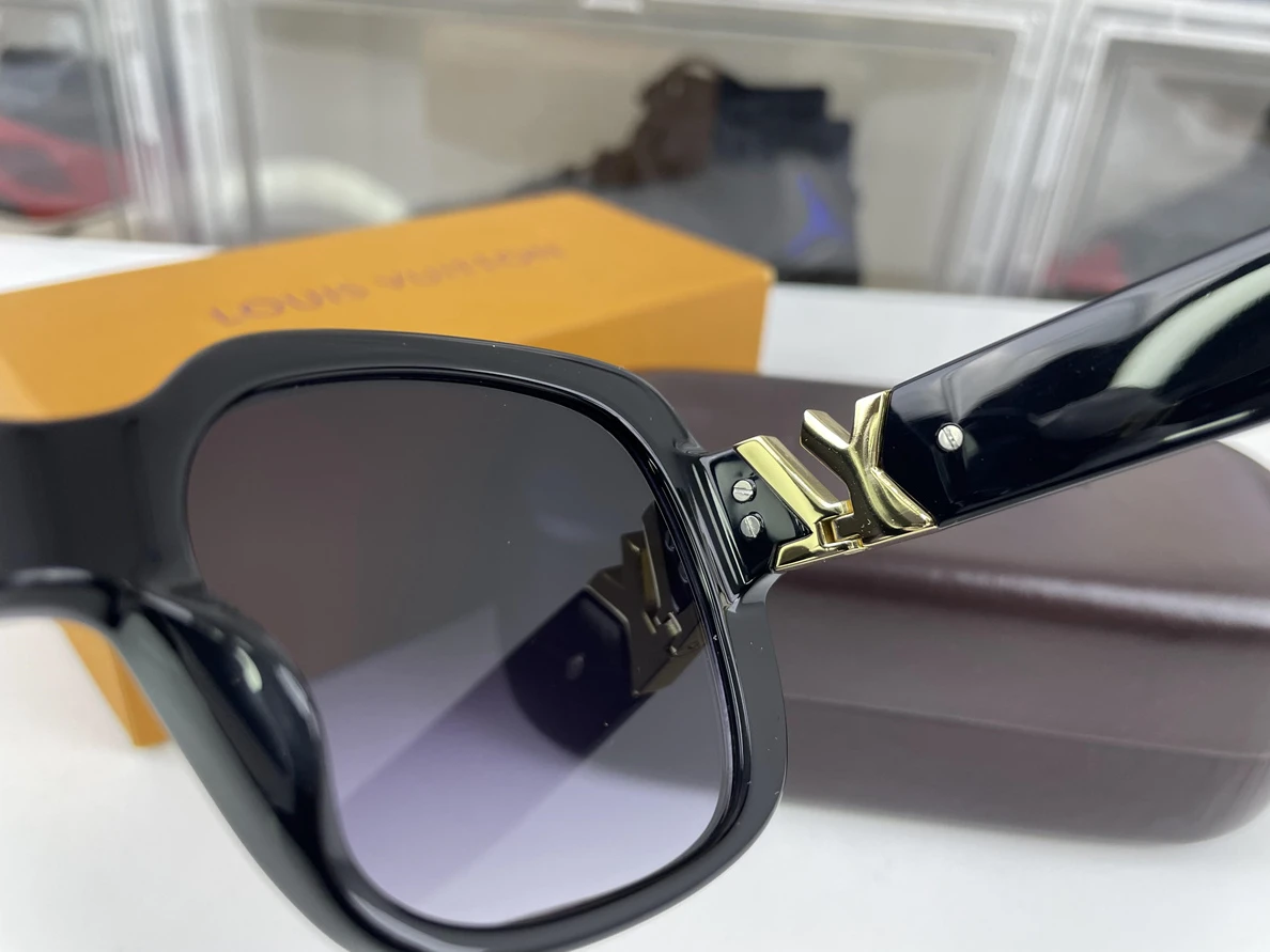 NewStyle Louis Vuitton Ladies Sunglasses 370