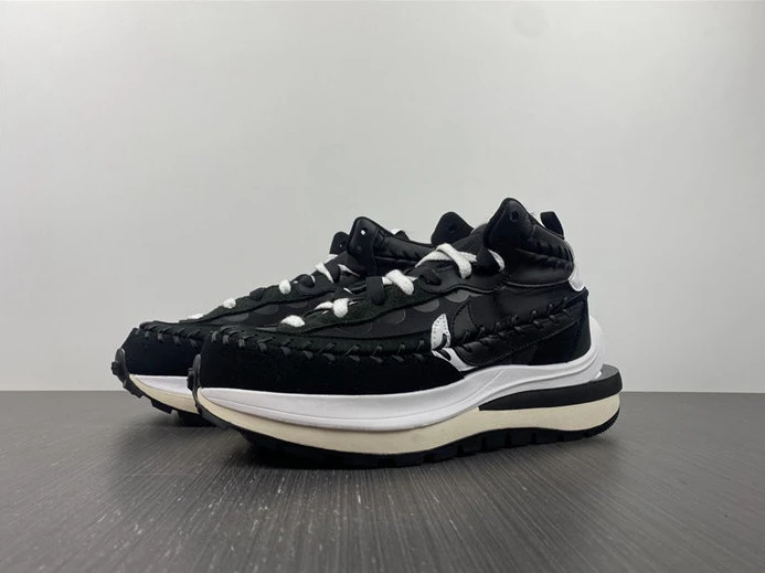 Nike Vaporwaffle sacai Jean Paul Gaultier Black White UrbanStyle 2702