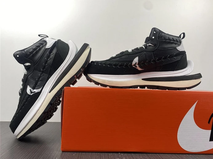 Nike Vaporwaffle sacai Jean Paul Gaultier Black White UrbanStyle 2702