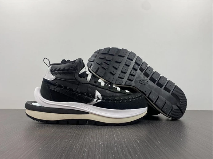Nike Vaporwaffle sacai Jean Paul Gaultier Black White UrbanStyle 2702