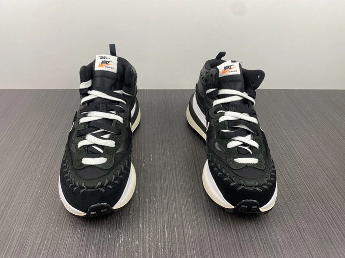 Nike Vaporwaffle sacai Jean Paul Gaultier Black White UrbanStyle 2702