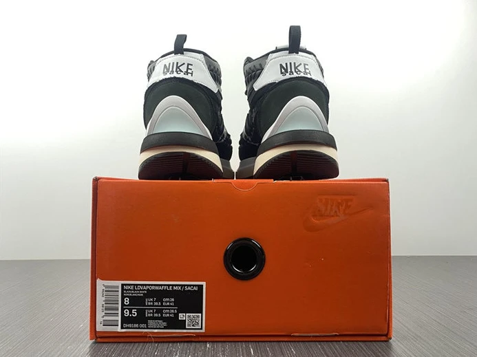 Nike Vaporwaffle sacai Jean Paul Gaultier Black White UrbanStyle 2702