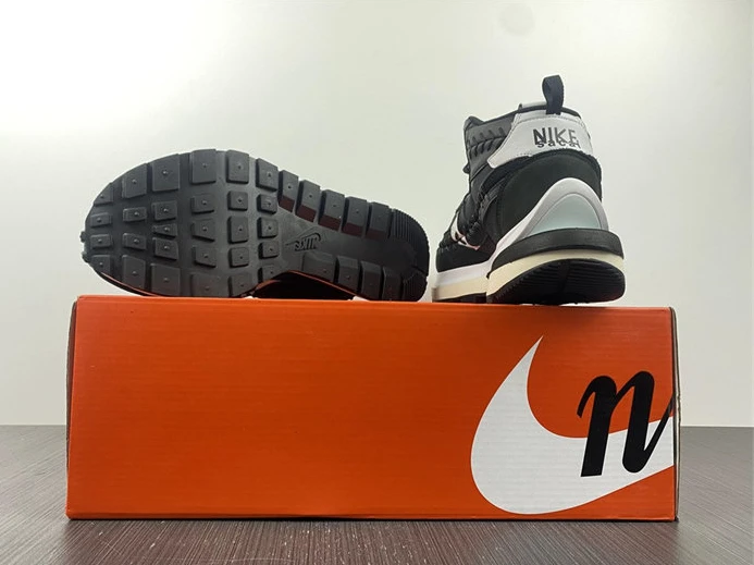 Nike Vaporwaffle sacai Jean Paul Gaultier Black White UrbanStyle 2702
