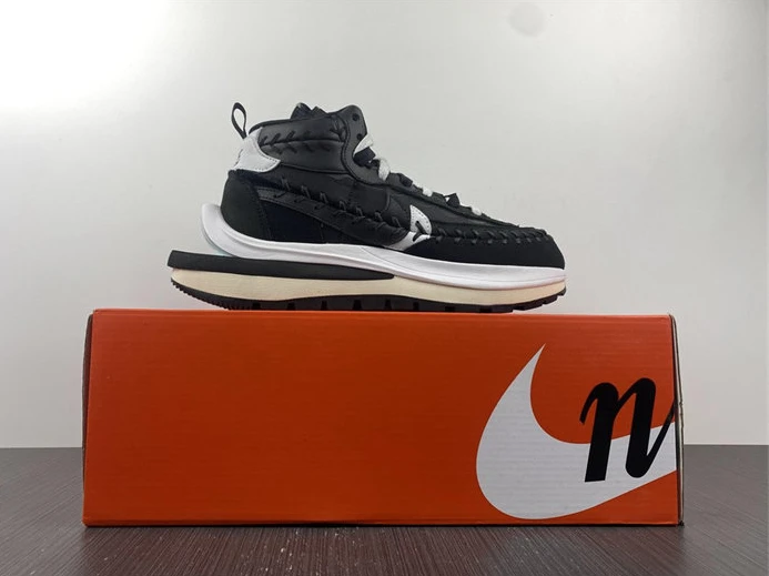 Nike Vaporwaffle sacai Jean Paul Gaultier Black White UrbanStyle 2702