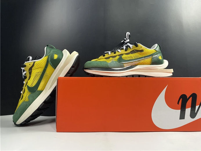 Nike Vaporwaffle sacai Tour Yellow Stadium Green ModernLook 2716