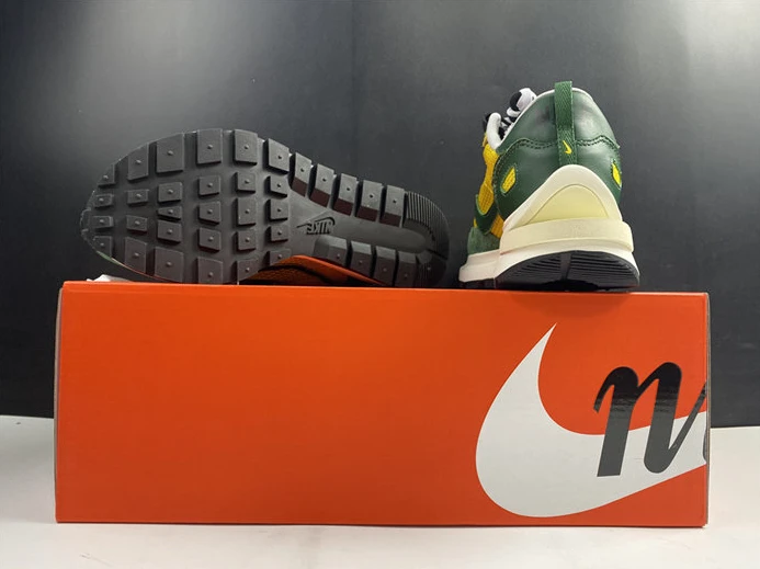 Nike Vaporwaffle sacai Tour Yellow Stadium Green ModernLook 2716