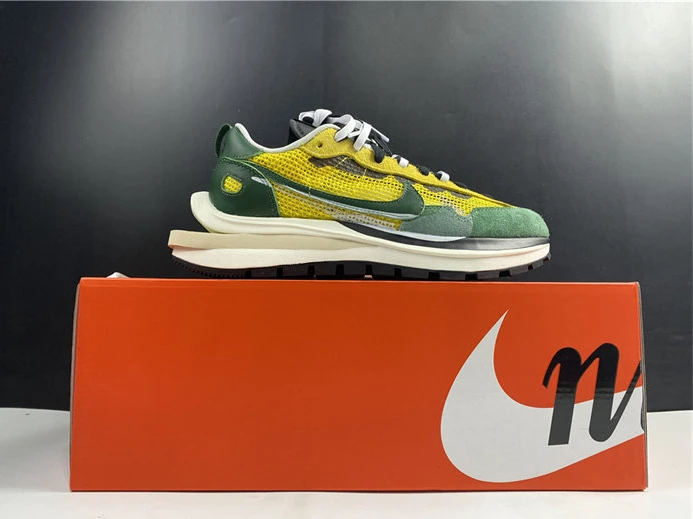 Nike Vaporwaffle sacai Tour Yellow Stadium Green ModernLook 2716