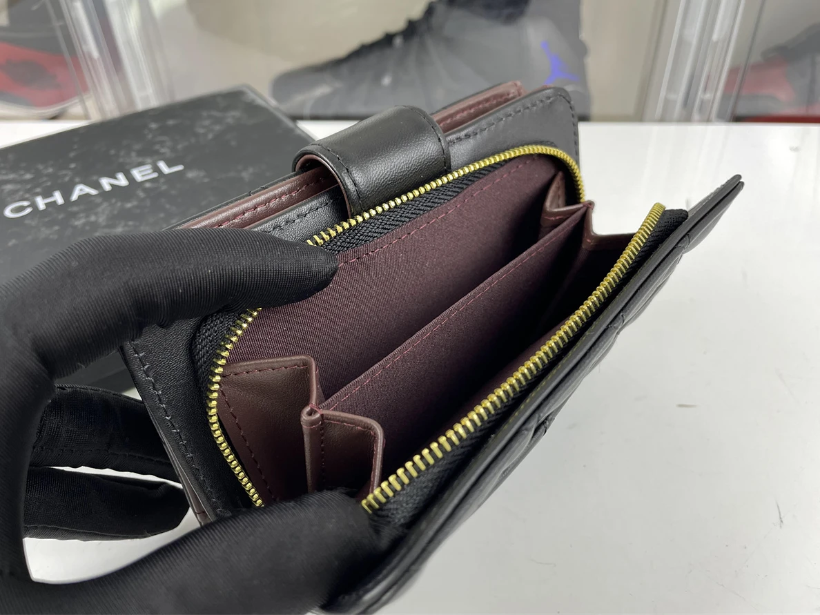 Popular CHANEL Black wallet card holder (15 cm) 232