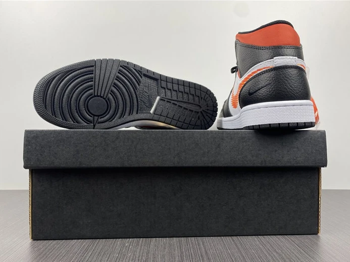 SportInspired Jordan1 Mid Zig Zag DN4929-100 452