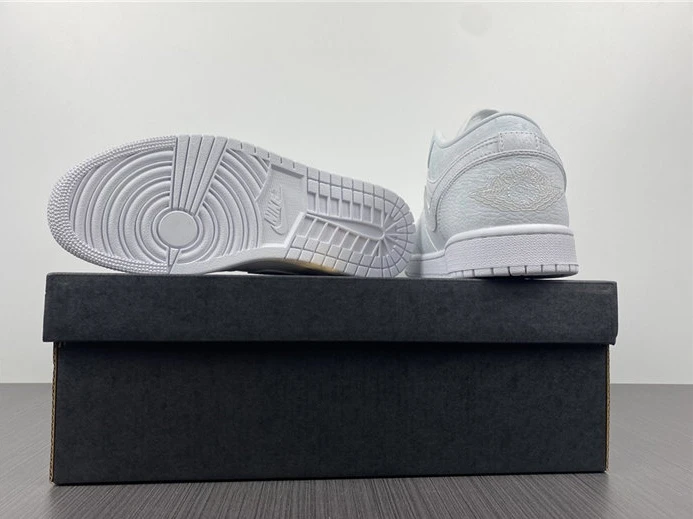 StreetReady 2235 Jordan1 Triple White Tumbled Leather 553558- 697