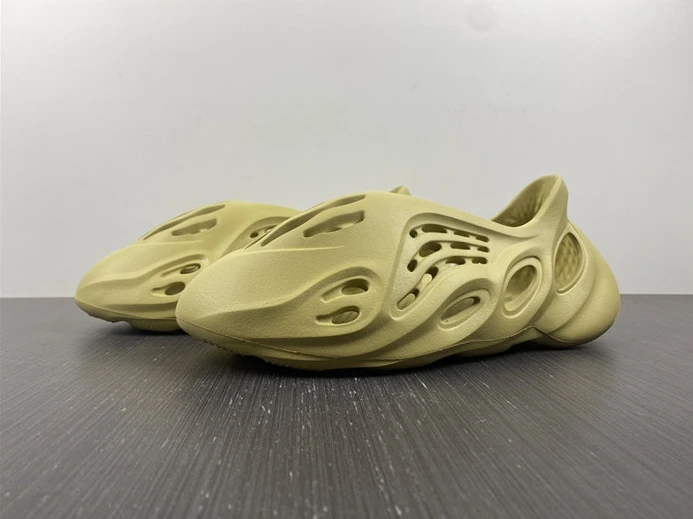 TopPick ADIDAS YEEZY Foam RNNR Sulfur GV6775 2869