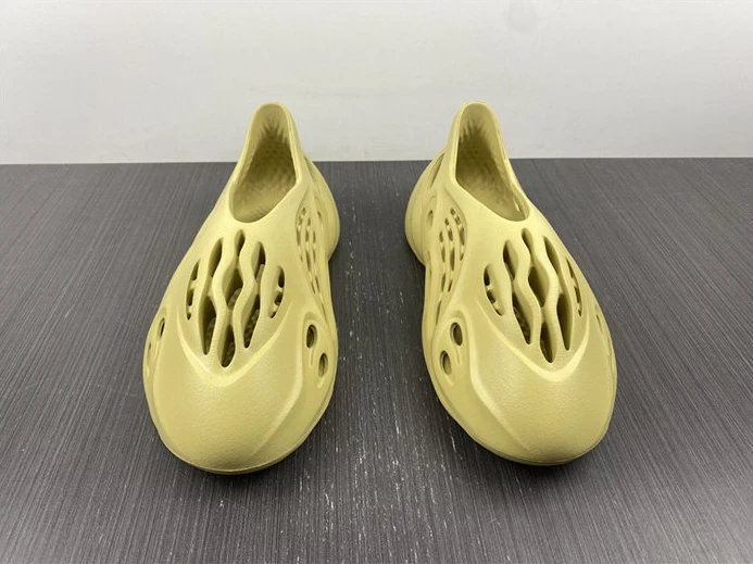 TopPick ADIDAS YEEZY Foam RNNR Sulfur GV6775 2869