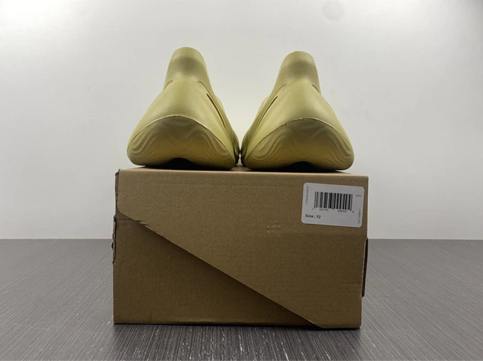TopPick ADIDAS YEEZY Foam RNNR Sulfur GV6775 2869