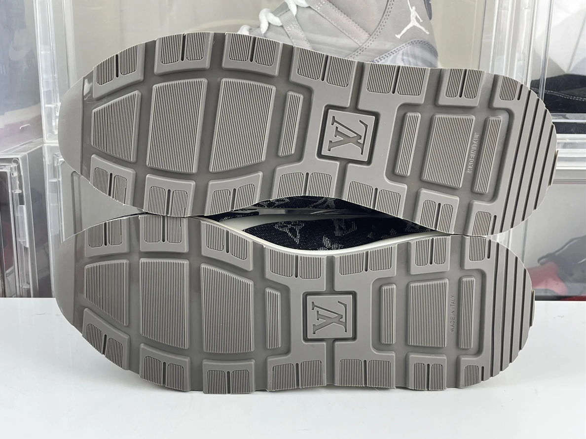 Trendy 2980 LV Blue Run Away Monogram Grey with Black Jean 166