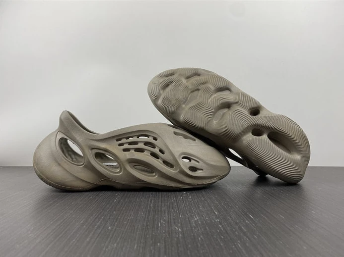 Trendy 4096 ADIDAS YEEZY Foam RNNR Stone Sage GX 2867