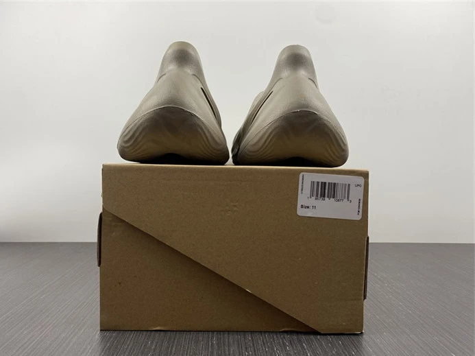 Trendy 4096 ADIDAS YEEZY Foam RNNR Stone Sage GX 2867